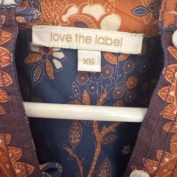 Love the Label beautiful print blouse. Puffy sleeves, over sized. Fun top! - Picture 5 of 10